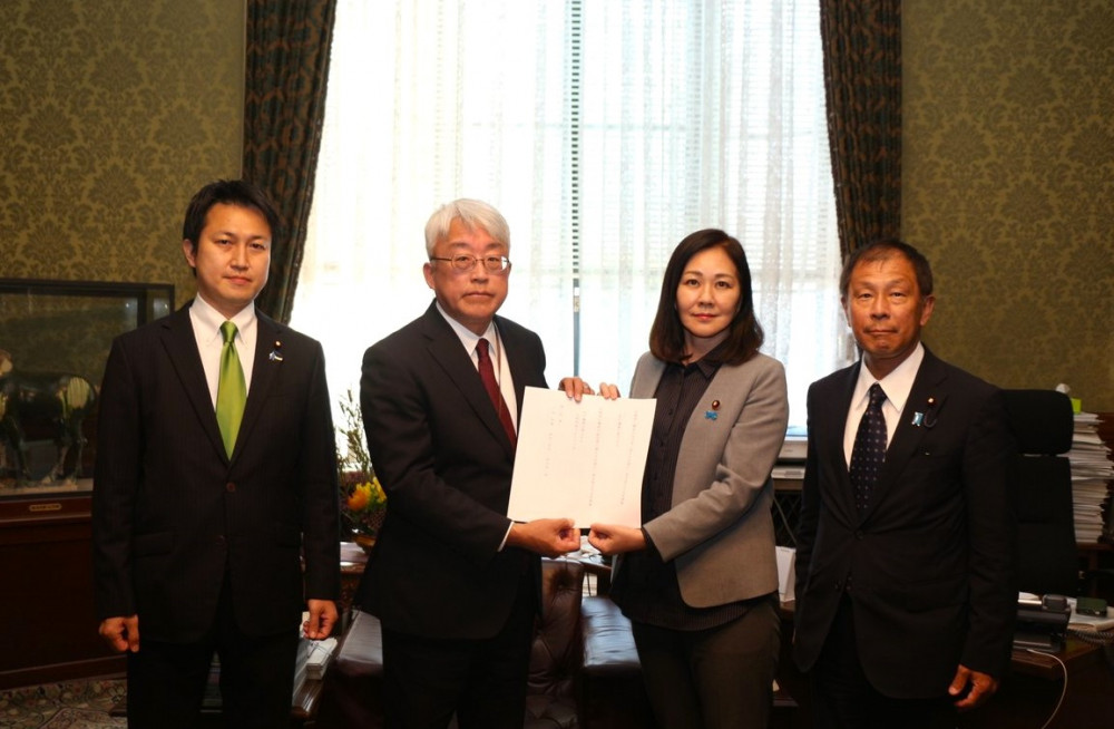 日本維新の会が提出する議員立法の防衛省職員給与法改正案を代表して提出しました。