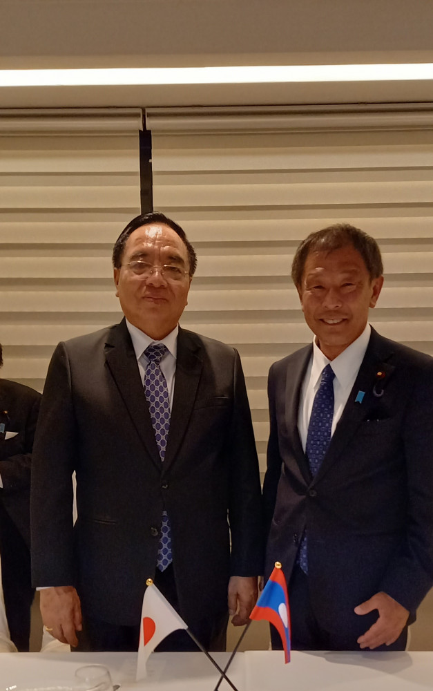日本ラオス友好議員連盟にて、ラオス人民民主共和国カムチェン計画投資大臣と懇談をいたしました。