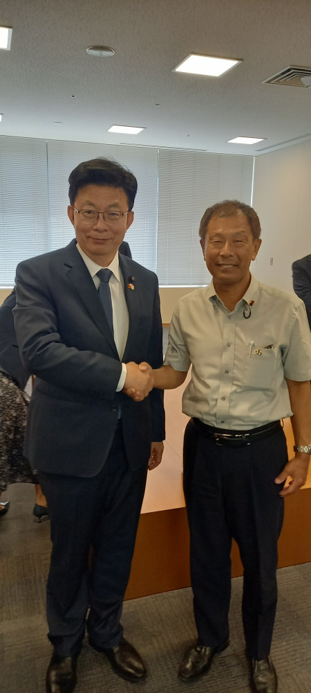日華議員懇談会にて、台湾の有力な立法委員議員である郭国文先生をはじめとする、台湾の民進党の訪問団の皆さんと意見交換いたしました。