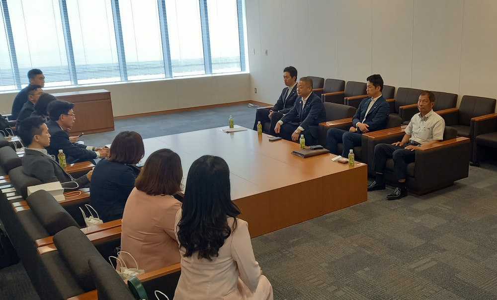 日本維新の会の幹部の皆さんと、台湾の有力な立法委員議員である郭国文先生をはじめとする台湾の民進党の訪問団の皆さんとの面談に同席いたしました。