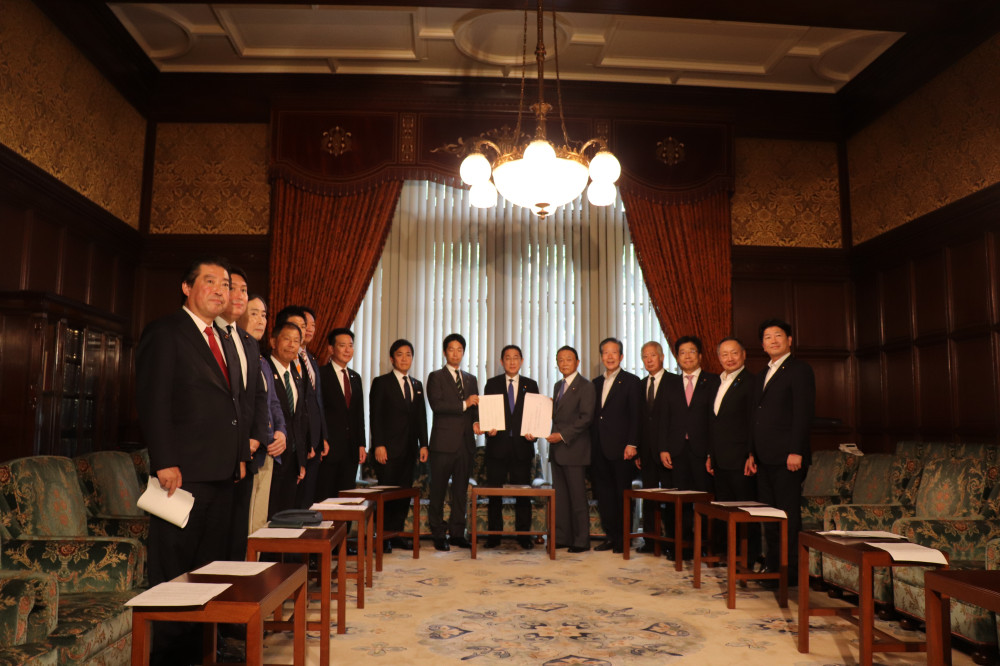 国による昭和100年記念式典及び記念事業の実施を求める要望を岸田総理に対して、申し入れしました。