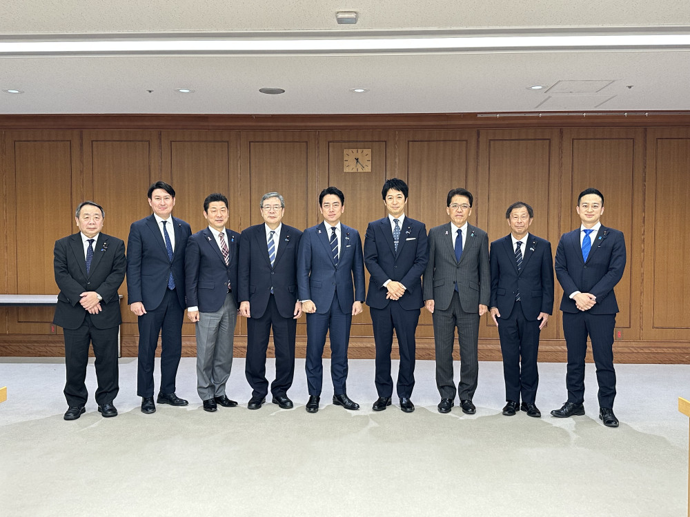 小泉防衛大臣を表敬訪問いたしました。