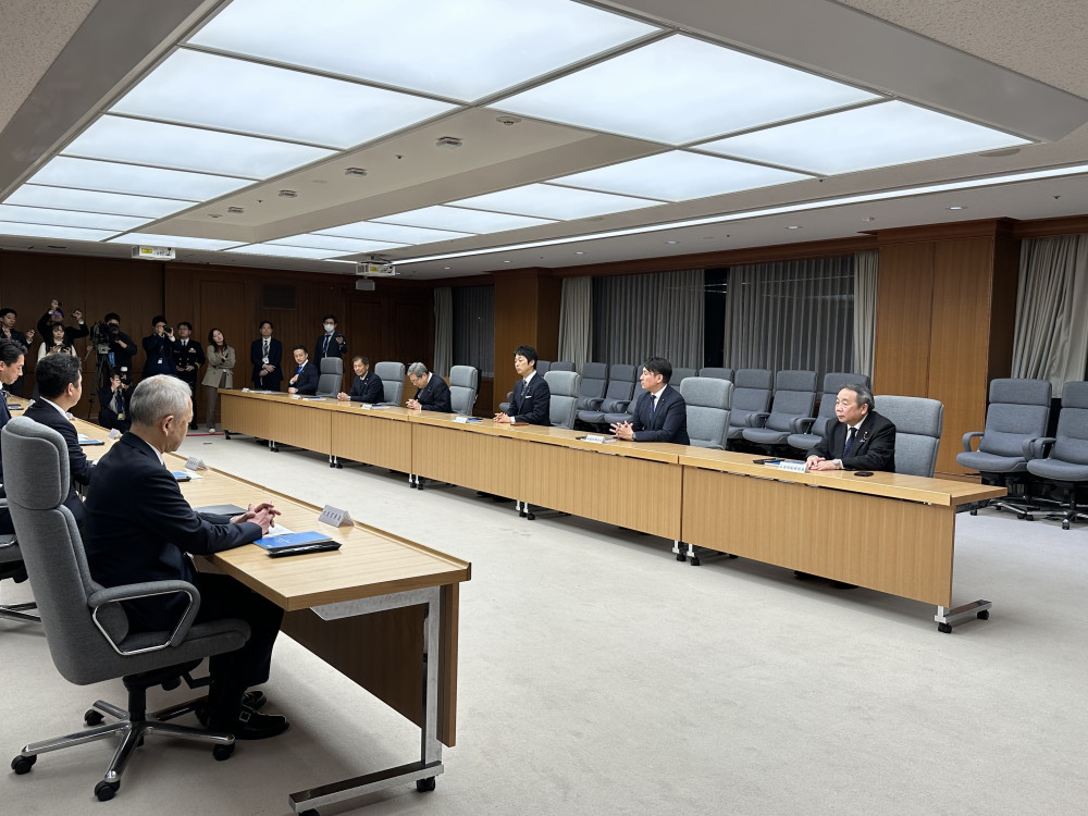 小泉防衛大臣を表敬訪問いたしました。