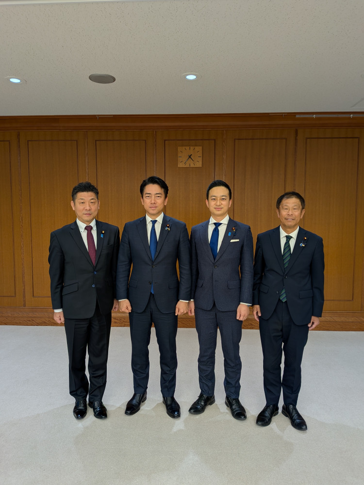 小泉防衛大臣を表敬訪問し、我が党の安全保障に関する論点整理を説明